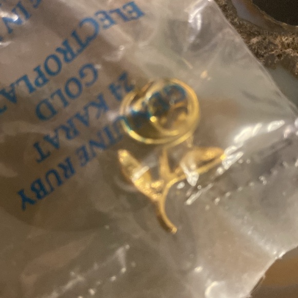 Harriet Carter vintage 24ke rose pin new but old in package - Picture 2 of 4